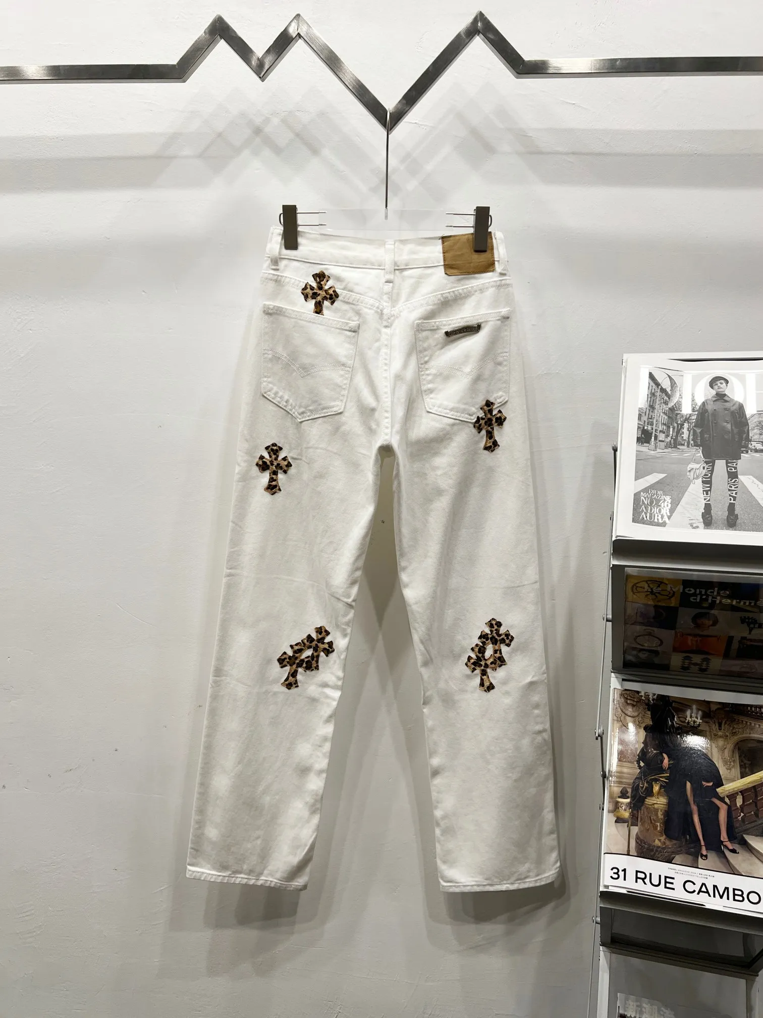 P260 Style No.: (c031) Chrome Hearts & Chrome Hearts high street jeans with leopard print and vintage graffiti paintings on a white background. Chrome Hearts are the most popular pants in color. Made of beaded canvas fabric, heavy washing makes the upper body of the fabric more textured and the pants are tall and straight! The three-dimensional cutting of the whole trousers is a masterpiece! The hardware is customized by zp. The beaded canvas fabric is thick and soft after being washed. It has good breathability. Customized small leather label. Unique design. The details are simple and elegant, and the workmanship is exquisite. The whole trousers are neatly routed and the details are in place!  Trendy people have been disappointed. From the quality selection of fabrics, the tailoring of details, and the matching of patterns, everything is impeccable! The upper body is so handsome when worn...it can be easily worn by men, women and children! The craftsmanship is made of heavy-duty washed pure cotton denim fabric. After washing, it is soft and thick and looks very stylish when worn. Color: White Size: 28 30 32 34 (S-XL)